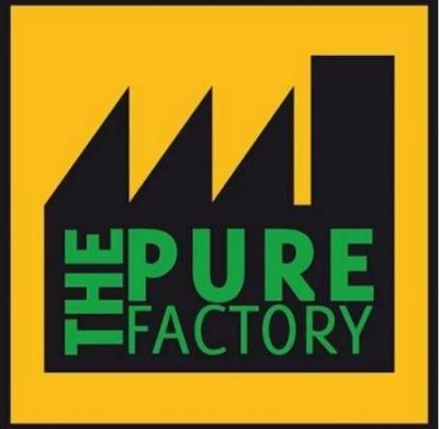 Logótipo amarelo e preto com texto verde THE PURE FACTORY