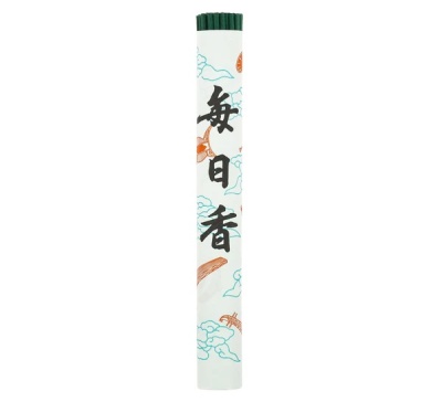 Cilindro branco decorado com caracteres chineses e nuvens contendo incenso verde