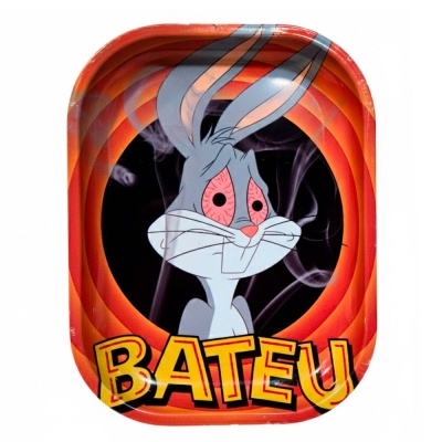 Tabuleiro com personagem de coelho cinzento e texto BATEU