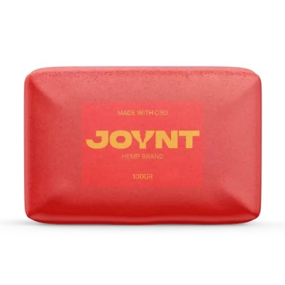 Sabonete vermelho JOYNT com impressão amarela e vermelha