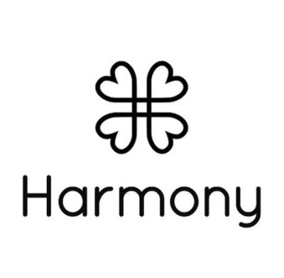 Logótipo preto com símbolo de corações e texto Harmony em fundo branco