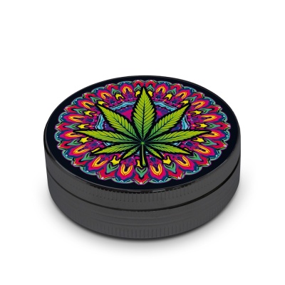 Triturador preto com design de folha de cannabis verde e padrão psicadélico colorido no tampo