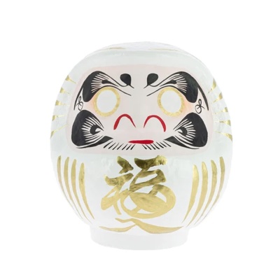 Figura Daruma branca com detalhes dourados e pretos e escrita dourada
