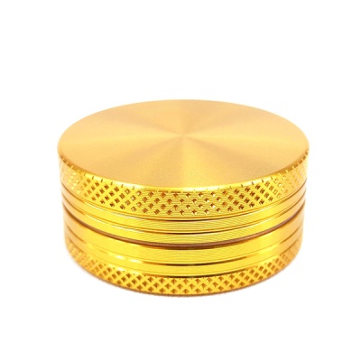 Triturador redondo dourado de metal com textura alternada