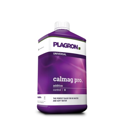 Frasco roxo de plástico com tampa branca e rótulo PLAGRON calmage pro.