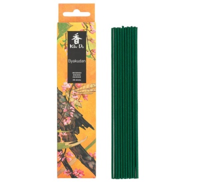 Incenso Kodo Byakudan com embalagem amarela decorada e pauzinhos verdes