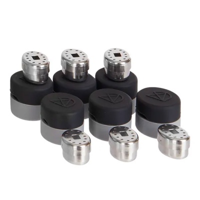 Conjunto de adaptadores metálicos e bases pretas com símbolos triangulares