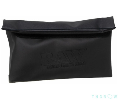 Bolsa preta com logotipo RAW em relevo