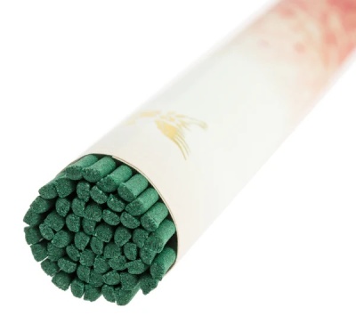 Pacote de varas de incenso verdes em embalagem branca com imagem dourada