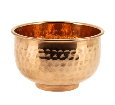 Taça martelada de metal cor cobre