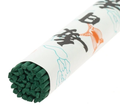 Pacote de incenso verde escuro com papel branco decorativo com caracteres e ilustrações
