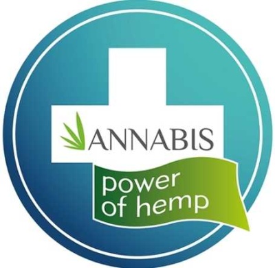 Logótipo ANNABIS power of hemp em fundo azul com cruz branca e faixa verde
