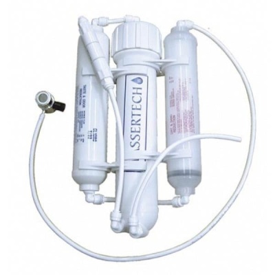Sistema de filtragem de água branco em plástico com três cilindros e tubos