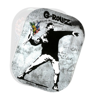 Tabuleiro metálico com graffiti Banksy de figura lançando flores coloridas