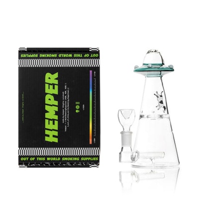 Bong de vidro transparente com estampa de vaca e caixa preta com texto verde