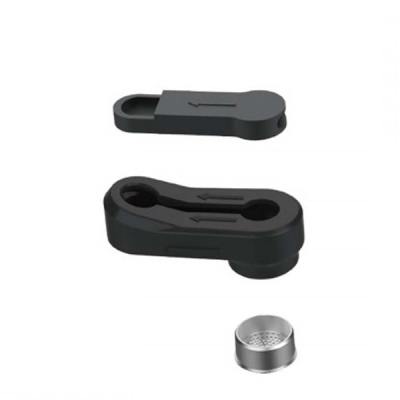 Peças para café em plástico preto e metal sobre fundo branco