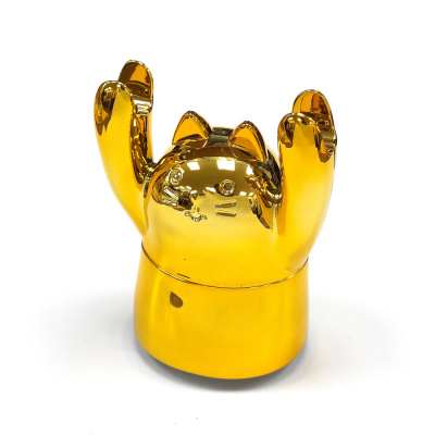Figura dourada brilhante de gato com braços elevados