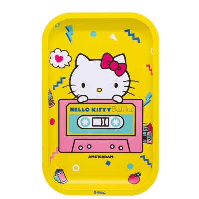 Tabuleiro amarelo com desenho Hello Kitty e cassete rosa e azul com texto.