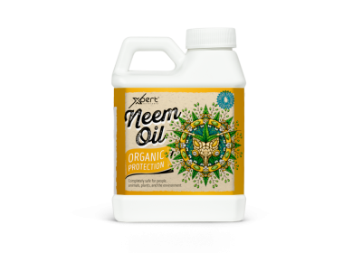 Frasco plástico branco com rótulo amarelo contendo óleo de neem orgânico.