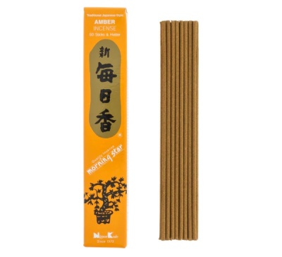 Caixa laranja de incenso Amber Incense com caracteres japoneses e 50 varetas de incenso marrons alinhadas