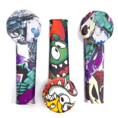 tubos de vidro coloridos com padrões de graffiti e personagens cartunescos