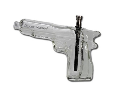 Piteira de vidro em forma de pistola com texto PEACE KEEPER