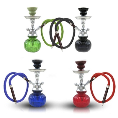 Quatro narguilés coloridos com bases de vidro e tubos flexíveis