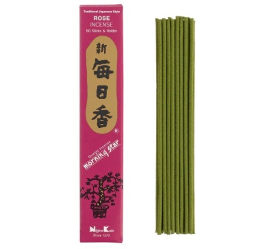 Pacote rosa de incenso tradicional japonês e varetas verdes alinhadas