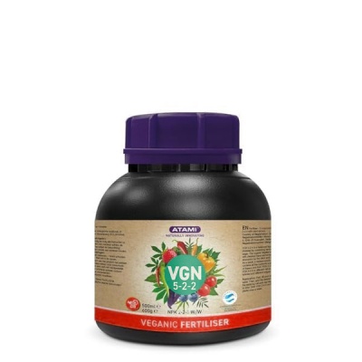 Frasco preto com tampa roxa de fertilizante vegano ATAMI VGN com etiqueta bege e ilustrações