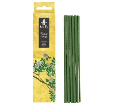 Paus de incenso verdes Rosa da marca Koto Do com embalagem amarela decorada com ramos de rosa.
