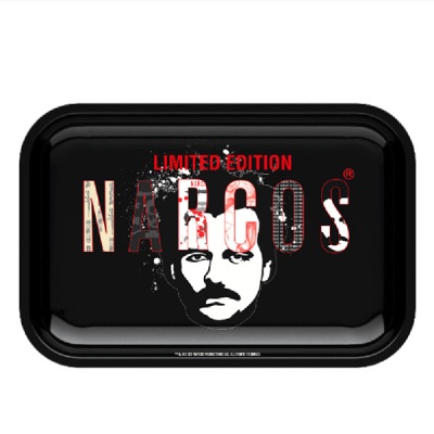 Tabuleiro preto de metal com impressão Narcos Limited Edition e rosto masculino