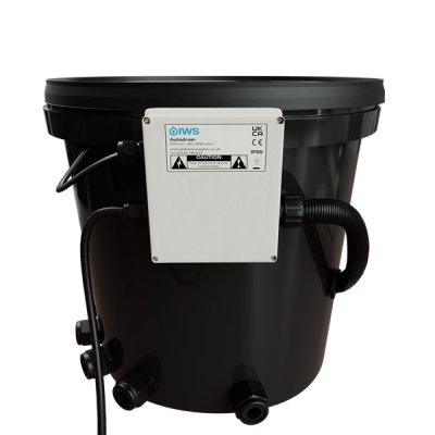 Recipiente preto cilíndrico com painel branco AutoDrain e conexões