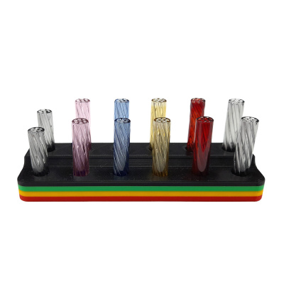Suporte preto com tubos de vidro coloridos em base colorida por camadas