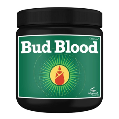 Frasco preto com rótulo verde do produto Bud Blood