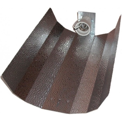 Refletor metálico texturizado bronze com suporte de lâmpada branco e base metálica prateada