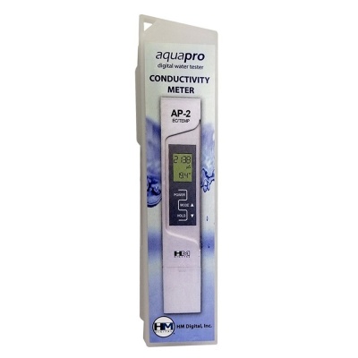 Medidor digital branco de condutividade da água aquapro AP-2 em caixa branca e azul com gotas de água