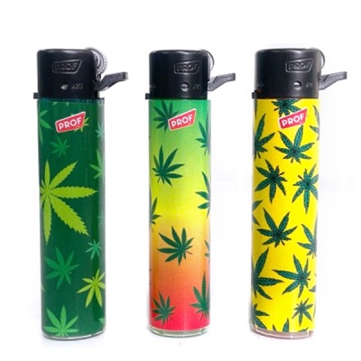 Três isqueiros PROF com folhas de cannabis em fundos coloridos.