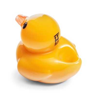 Brinquedo de borracha amarelo em forma de pato com bico laranja e logótipo H na cabeça