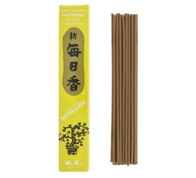 Incenso Patchouli com embalagem amarela e varetas marrons