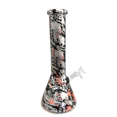 Bong de vidro com padrão de caveiras e texto em cores preto, branco e vermelho