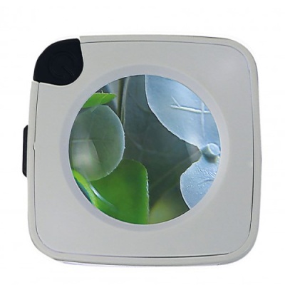 Dispositivo quadrado branco com lente circular mostrando folhas verdes ampliadas