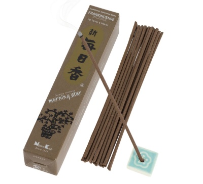 Incenso frankincense em varetas castanhas com suporte cerâmico azul e embalagem castanha