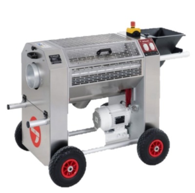 Máquina industrial cinza com rodas vermelhas e pretas e motor branco