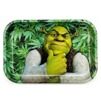 Tabuleiro retangular com a imagem de Shrek e folhas verdes de cannabis ao fundo
