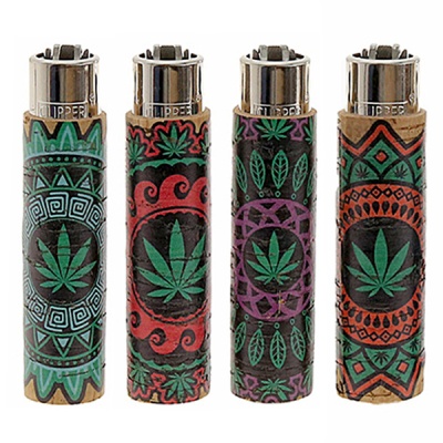 Quatro isqueiros Clipper com desenhos de folhas de cannabis em fundos coloridos e padrões geométricos.