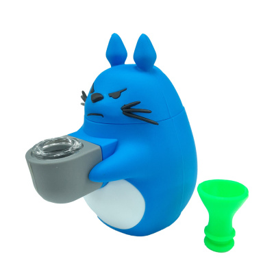Objeto de silicone azul em forma de personagem com acessório verde ao lado