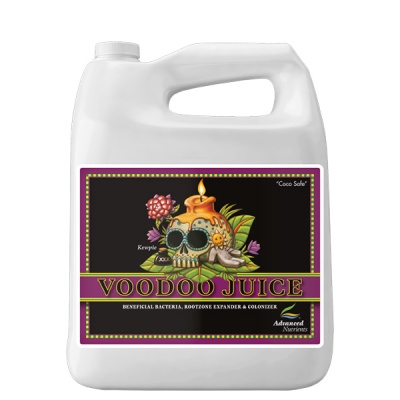 Recipiente plástico branco com rótulo colorido de produto VOODOO JUICE