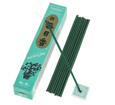 Incenso em pau Gardenia Morning Star com caixa verde e suporte cerâmico azul claro