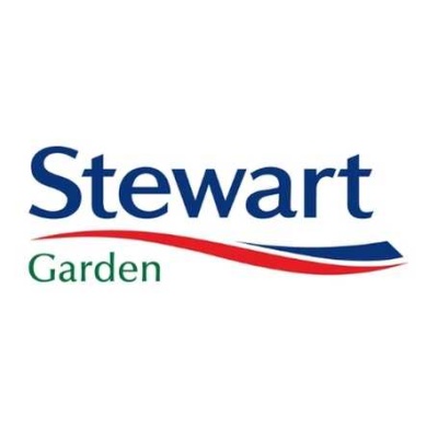 Logótipo Stewart Garden em azul, verde e vermelho em fundo branco