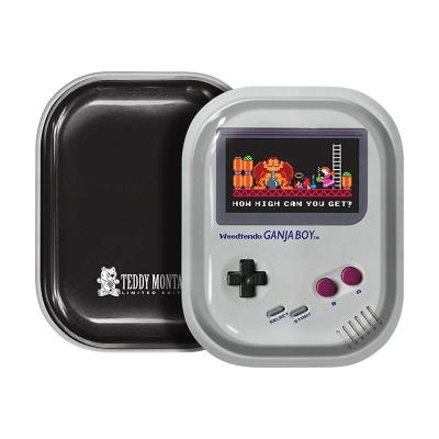 tabuleiro metálico em forma de consola de videojogos retro com texto Weedtendo GANJA BOY e HOW HIGH CAN YOU GET?